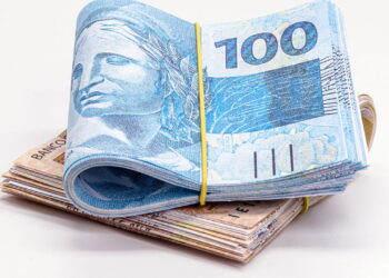notas de cem e cinquenta reais