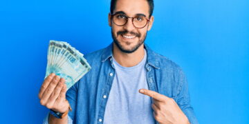 homem com notas de cem reais