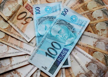 notas de cem e cinquenta reais
