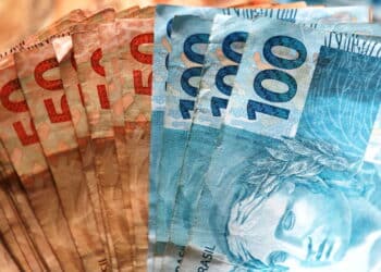 notas de cem e cinquenta reais