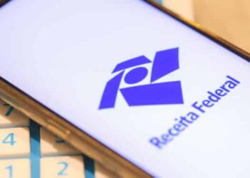 imagem de um smartfone com o app da receita federal na tela