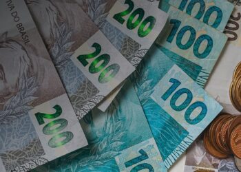 notas de duzentos, cem e moedas