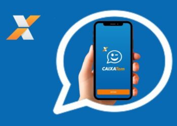 imagem de uma mão segurando um smartfone com o app do caixa tem na tela
