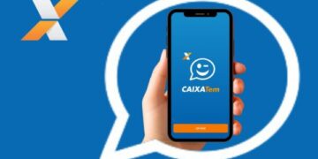 imagem de uma mão segurando um smartfone com o app do caixa tem na tela
