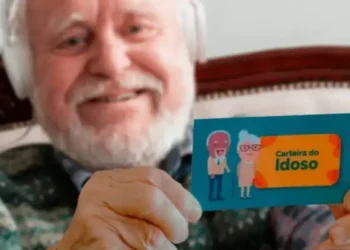 imagem de um senhor sorrindo com a carteirinha do idoso na mão
