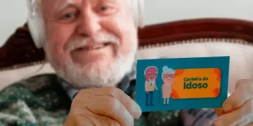 imagem de um senhor sorrindo com a carteirinha do idoso na mão