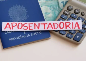 imagem de uma carteira de trabalho, uma calculadora e nota de dinheiro com uma tarja escrita aposentadoria em vermelho