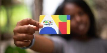 mulher com cartão bolsa família