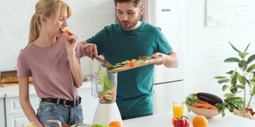 casal preparando comida