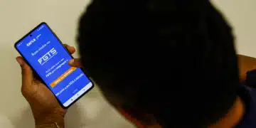 homem com aplicativo fgts