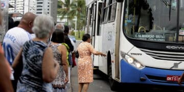 idosos e ônibus