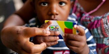 criança com cartão bolsa família