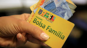 Confira os benefícios que o governo vai antecipar no mês de abril.