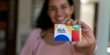 mulher com bolsa família