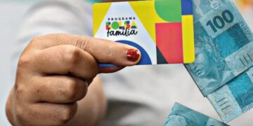 mulher segurando cartão bolsa família