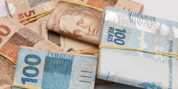 notas de cem e cinquenta reais