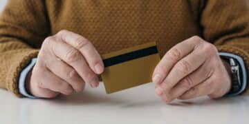 idoso com cartão