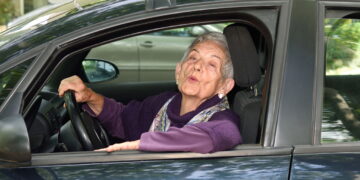 idosa em carro