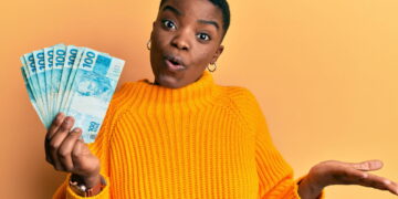 mulher com notas de cem reais