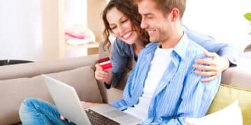 casal feliz com cartão