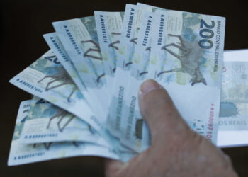 Banco Central lança a nova cédula de R$ 200,00, que tem na estampa um lobo guará. Colecionadores fazem fila para trocar por notas do novo valor. Sergio Lima 02.09.2020.