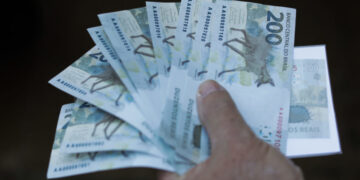 Banco Central lança a nova cédula de R$ 200,00, que tem na estampa um lobo guará. Colecionadores fazem fila para trocar por notas do novo valor. Sergio Lima 02.09.2020.