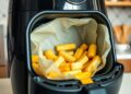 aprenda-a-usar-papel-vegetal-para-manter-sua-air-fryer-limpa-sem-agua-nem-sabao